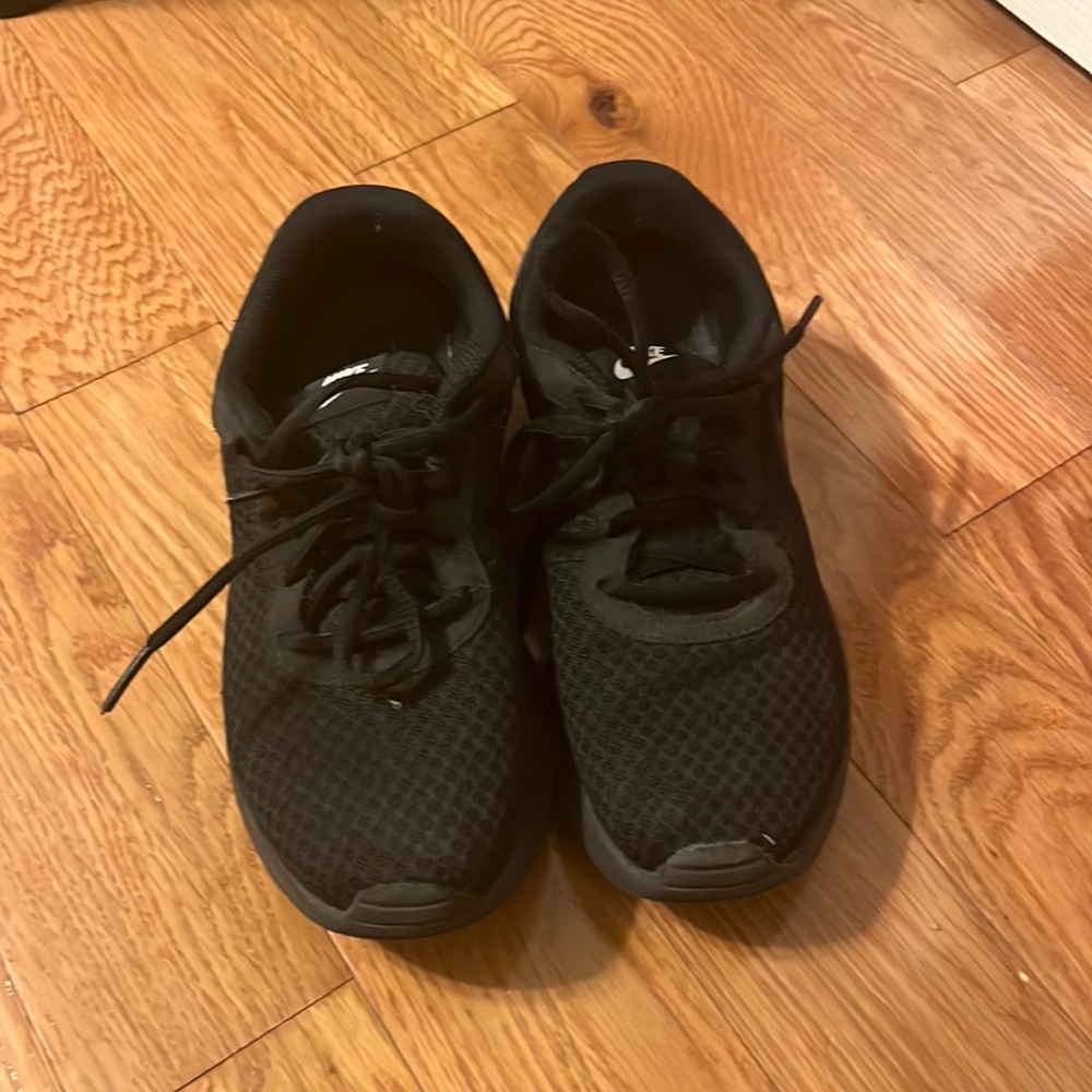 black Nikes sneakers